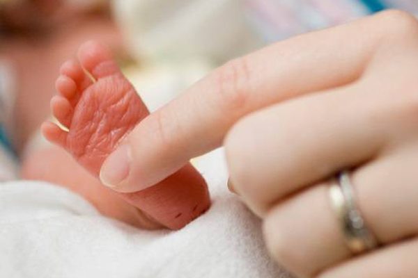 9 dấu hiệu sinh non sớm nhất